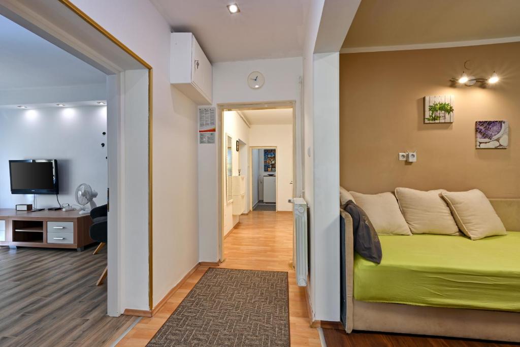 TV a/nebo společenská místnost v ubytování Apartman Jura, dvije spavaće sobe