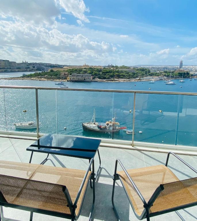 Foto de la galería de Seafront Apartment with Valletta Views & Manuel Island - Sliema best location en Sliema
