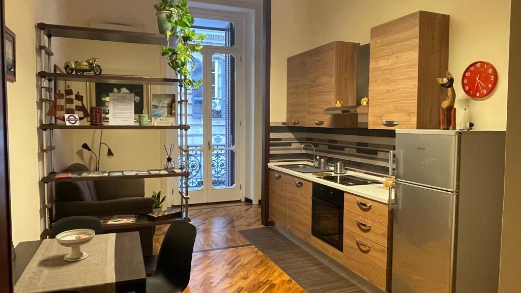 een keuken met een roestvrijstalen koelkast en een spoelbak bij Caravaggio Apartment in Napels