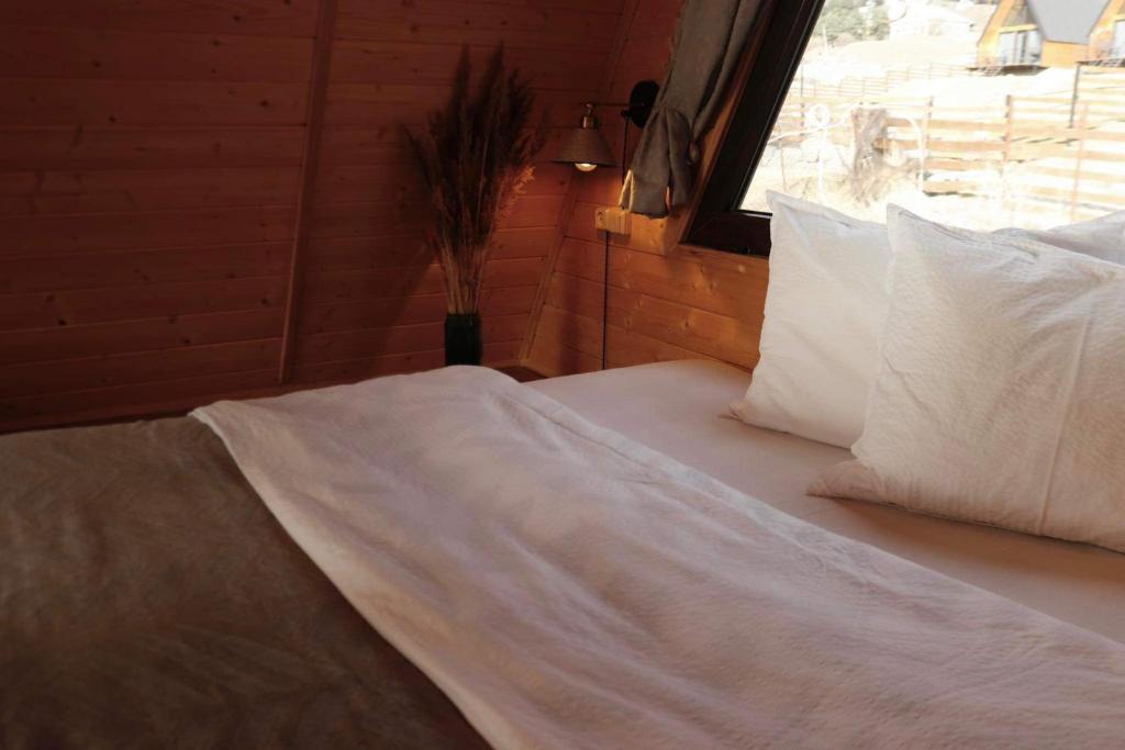Postel nebo postele na pokoji v ubytování AURA Cottages