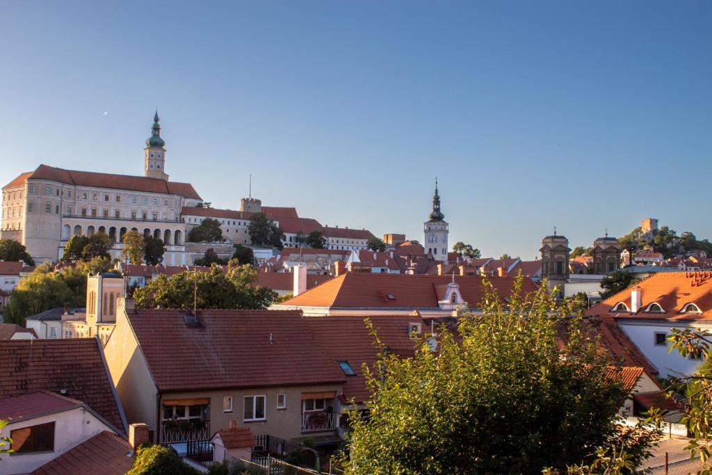 Výhľad na mesto Mikulov alebo výhľad na mesto priamo z penziónu