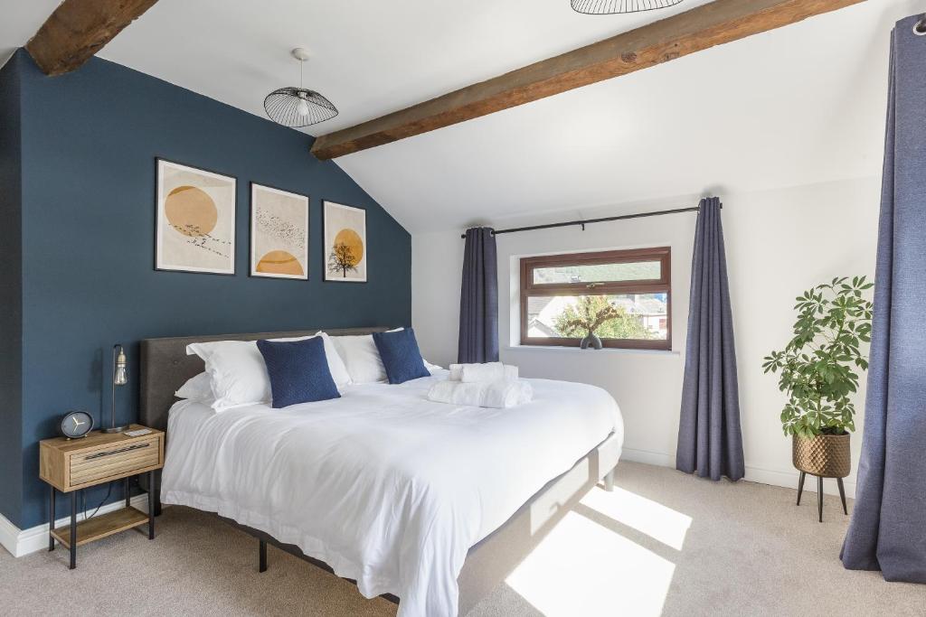 um quarto com uma cama grande e paredes azuis em Home in Llanberis em Llanberis