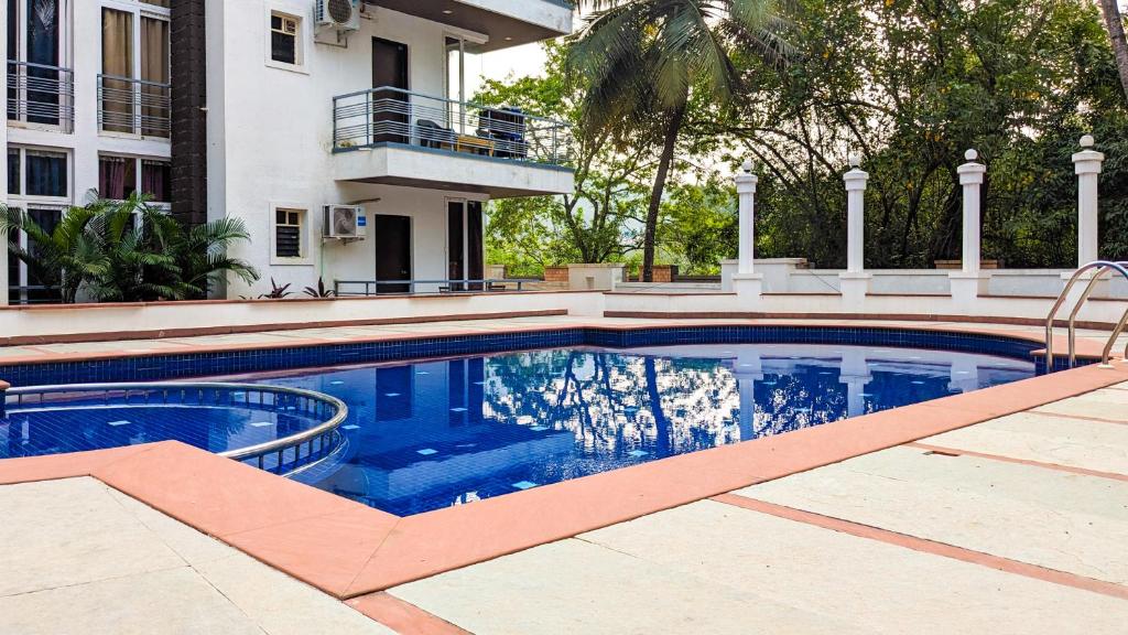 uma piscina em frente a um edifício em Poolside Paradise 1Bhk Luxury Apartment in Siolim. em Siolim