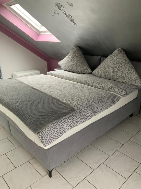 1 cama grande en una habitación con en Herz der Weinberge en Gemmrigheim