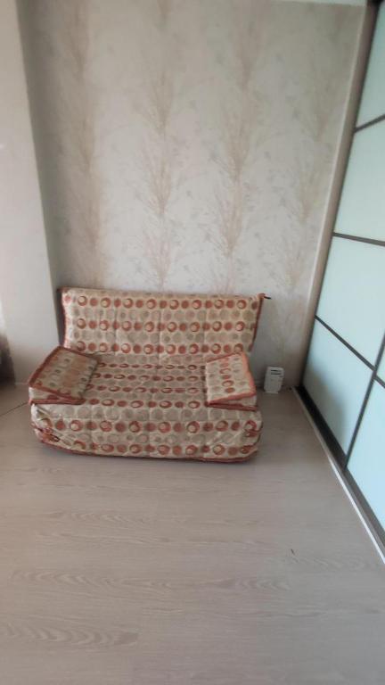 eine Couch in der Ecke eines Zimmers in der Unterkunft New vip 278 in Agaraki