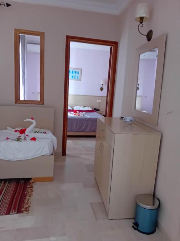 Postel nebo postele na pokoji v ubytování Hôtel Romane