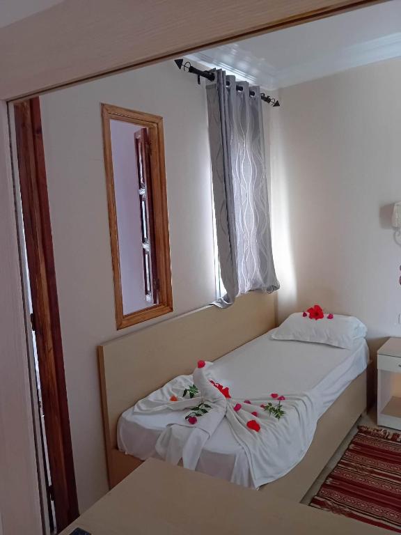 Postel nebo postele na pokoji v ubytování Hôtel Romane