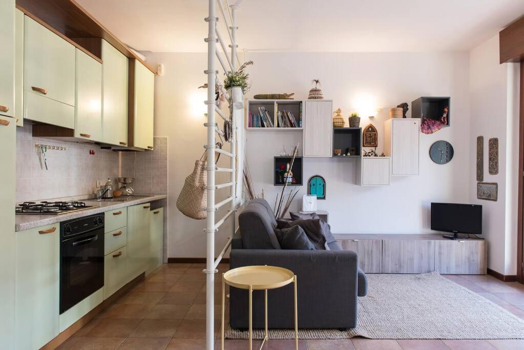 sala de estar con sofá y cocina en Appartamento bilocale en Verona