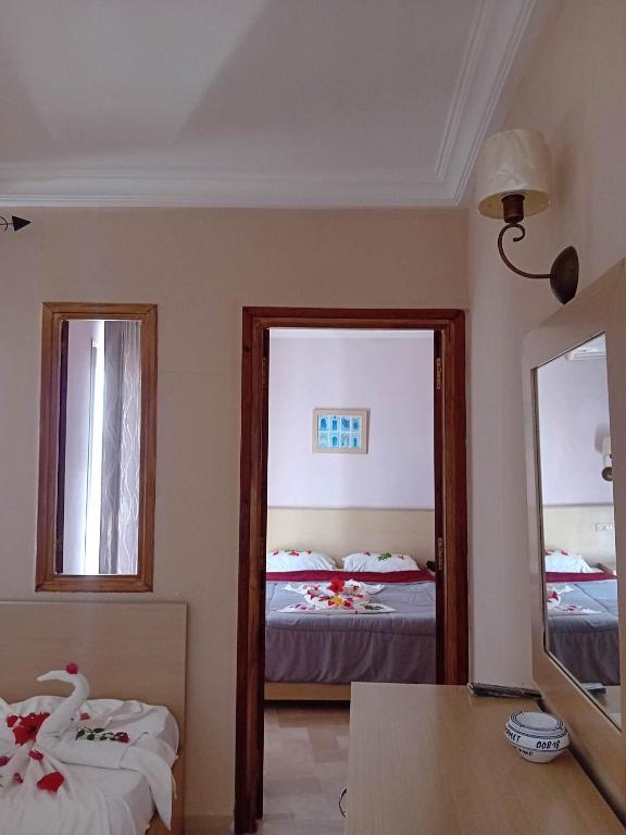 Postel nebo postele na pokoji v ubytování Hôtel Romane