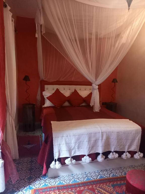 Postel nebo postele na pokoji v ubytování Riad Zayane Atlas