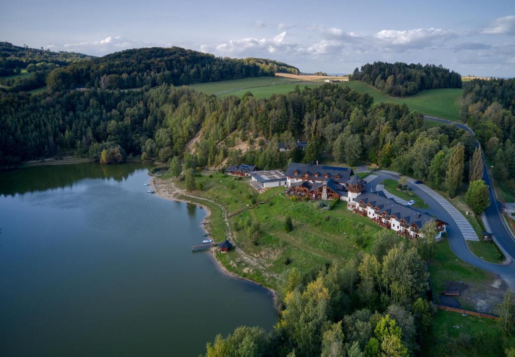 eine Luftansicht eines Resorts auf einem See in der Unterkunft Rezidence u Jezera in Jeseník