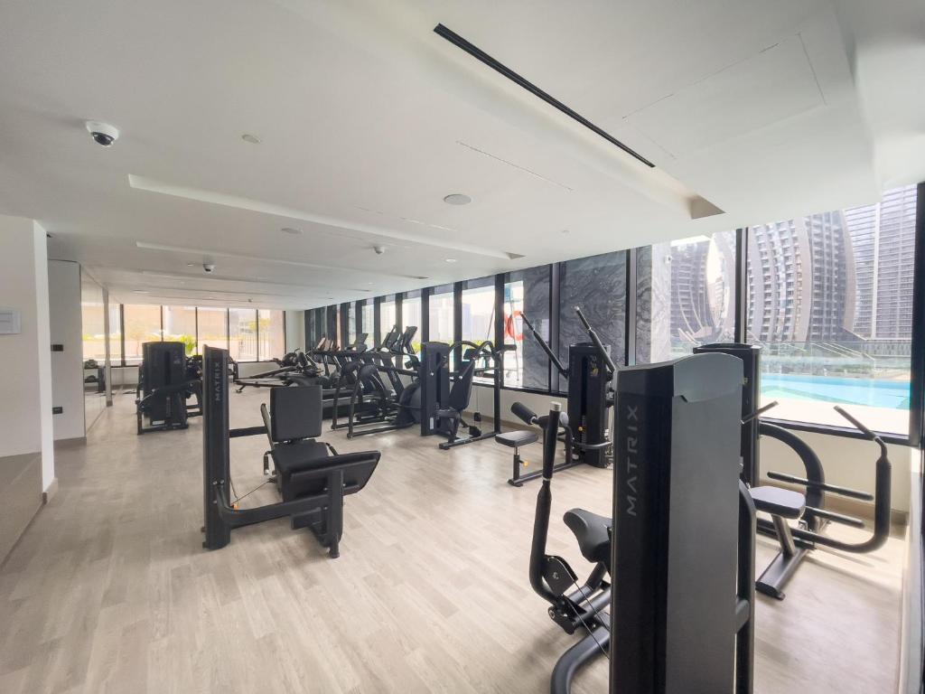 Fitness centrum a/nebo fitness zařízení v ubytování Elegant treat with Burj Khalifa view by Suiteable