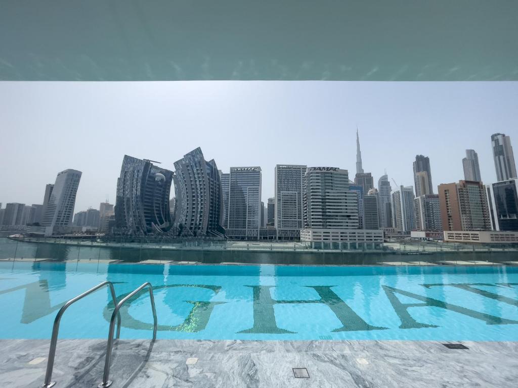 Bazén v ubytování Elegant treat with Burj Khalifa view by Suiteable nebo v jeho okolí