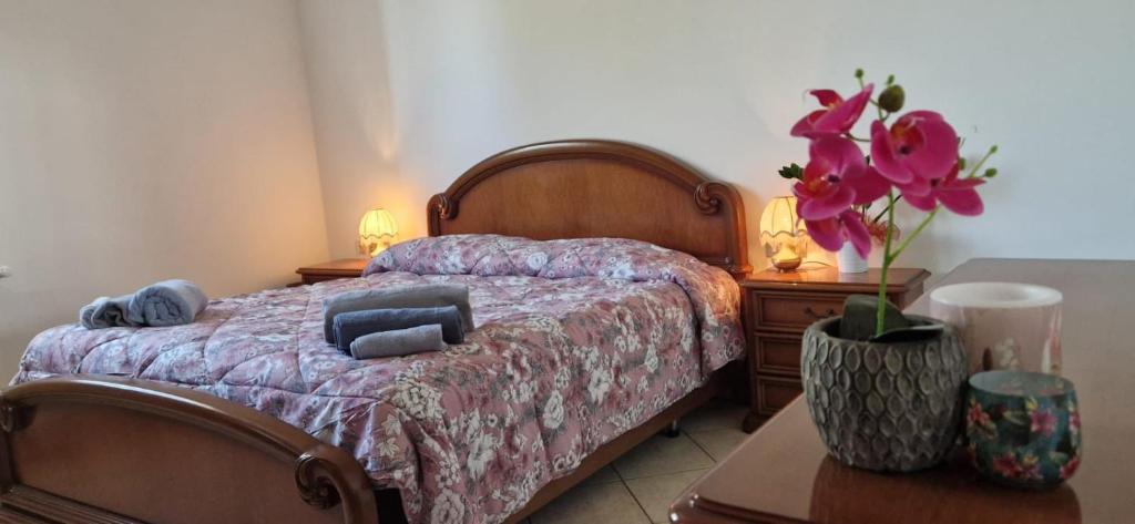 1 dormitorio con 1 cama y 1 mesa con flores en Casa Anna Arezzo, en Quarata