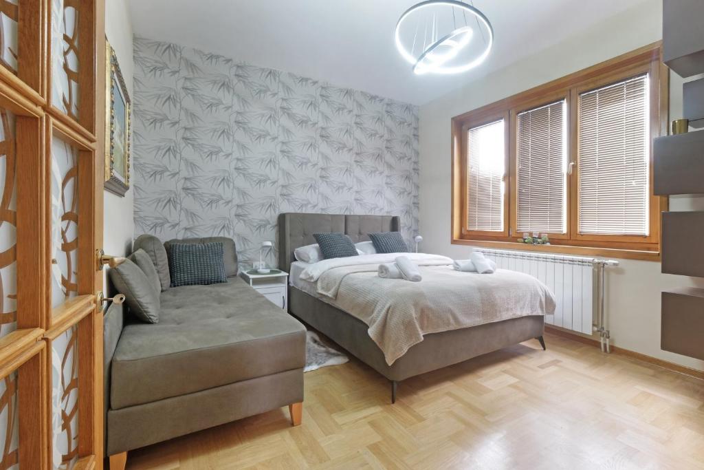 1 dormitorio con 1 cama y 1 sofá en Relax Home Downtown Apartment, en Belgrado