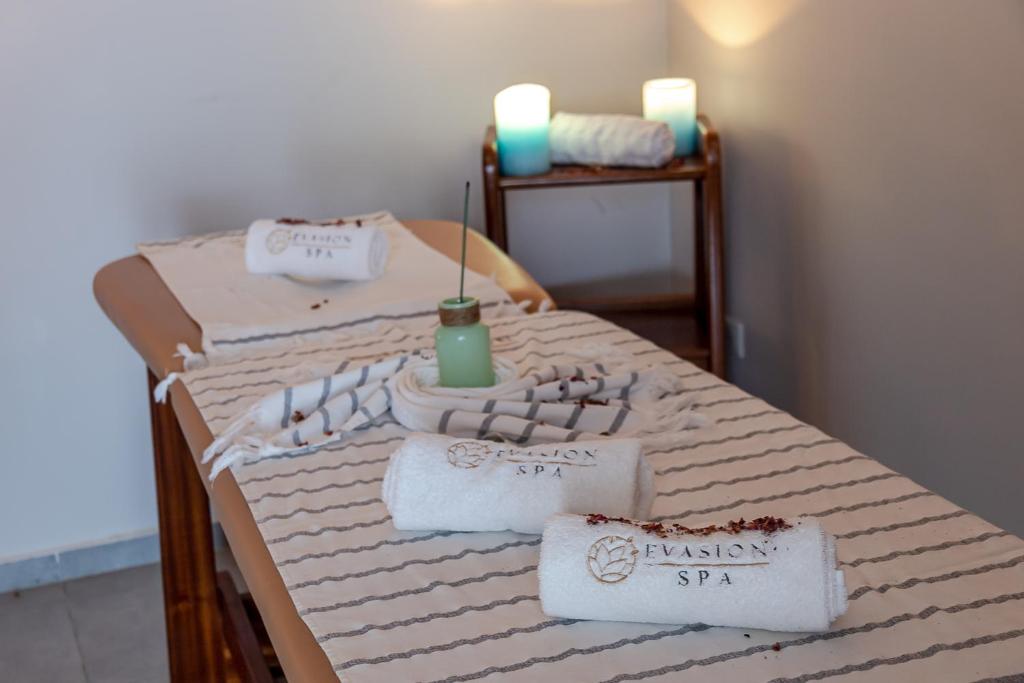 Zimmer mit 2 Betten, Handtüchern und Kerzen in der Unterkunft Liberté Hotels Oran in Oran