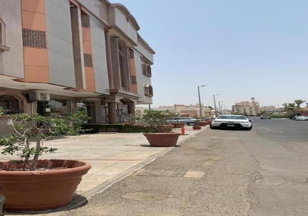 شقق فاخريه جده في جدة: سيارة متوقفة في شارع مجاور لمبنى