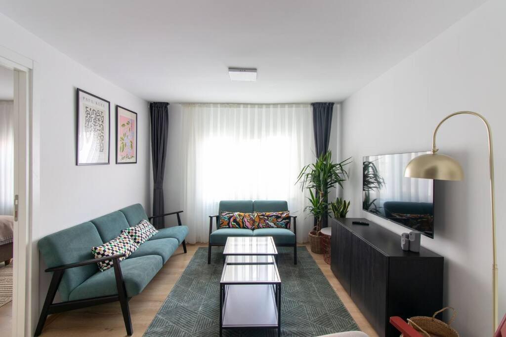 Warm & Cozy 3BR Apartment in Central Kadıköy! في إسطنبول: غرفة معيشة مع أريكة وتلفزيون