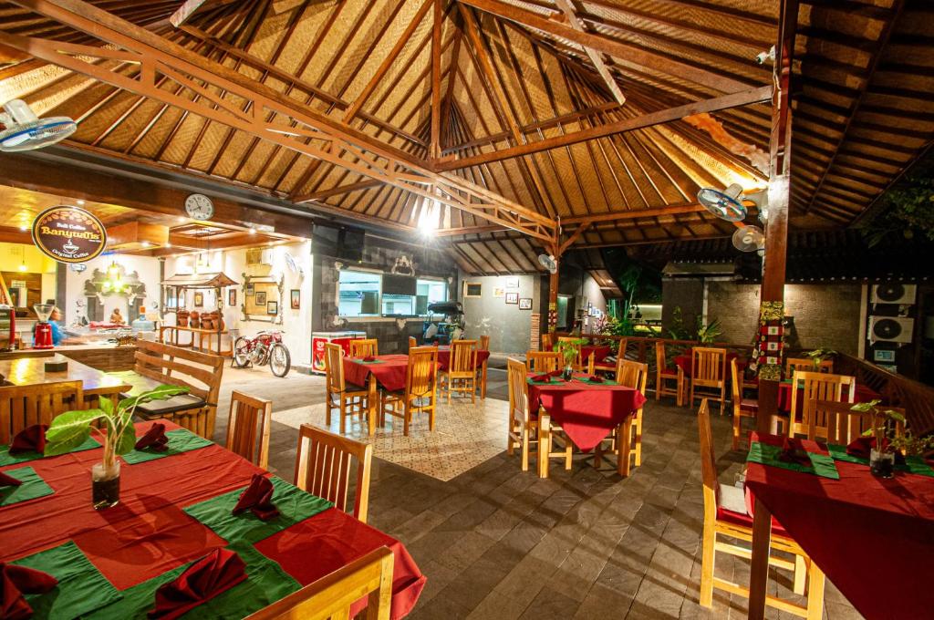 Restoran või mõni muu söögikoht majutusasutuses Kubuku Eco Dive Lodge and Yoga
