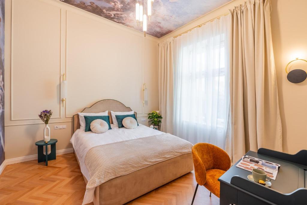 ein Schlafzimmer mit einem Bett und einem Fenster in der Unterkunft Little Heaven Apartments in Sibiu