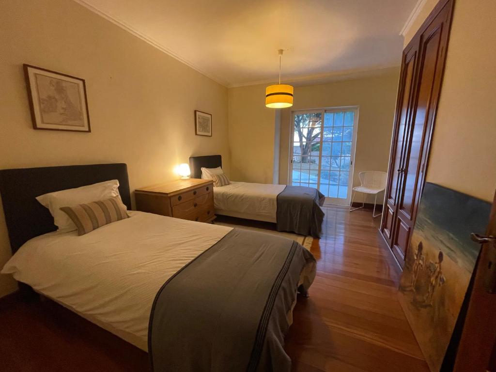 a bedroom with two beds and a window at Preciosa casa entre Lisboa, Cascais y Sintra in Fuente el Saz