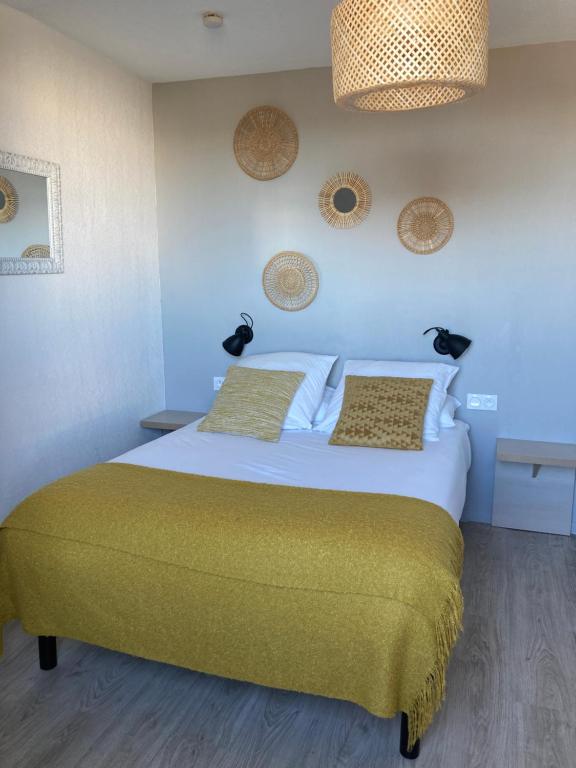1 dormitorio con 1 cama grande con manta verde en Appart'Hotel - Gare TGV - Courtine - Confluence - 202, en Aviñón