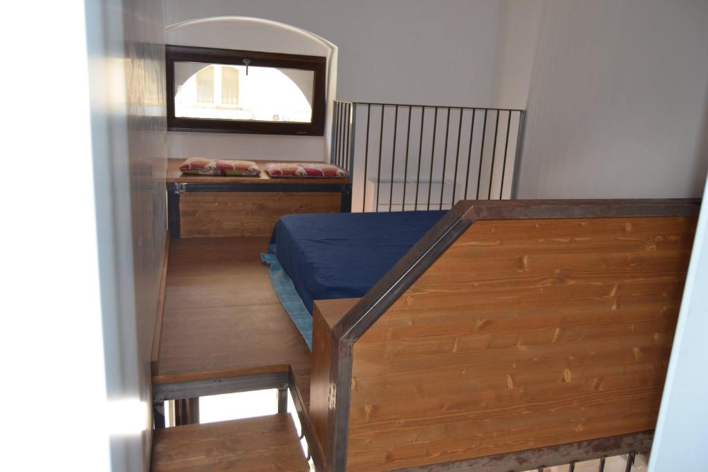 - une petite chambre avec un lit et un miroir dans l'établissement Casa vacanze TRINISULA Sicily home, à Scicli