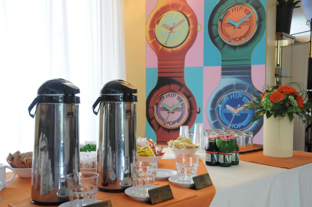 Příslušenství pro přípravu čaje a kávy v ubytování Hotel Del Riale