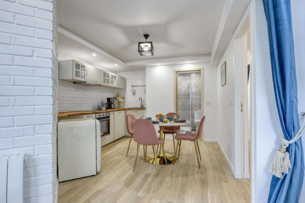 une cuisine et une salle à manger avec une table et des chaises dans l'établissement Stylish & New 1 Bdr Flat with A/C-Trendy Paris 11, à Paris