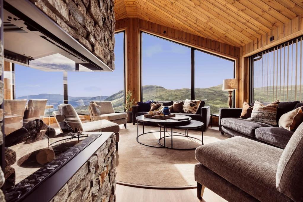 ein Wohnzimmer mit Sofas und einem großen Fenster in der Unterkunft The View - Hodlekve in Sogndal