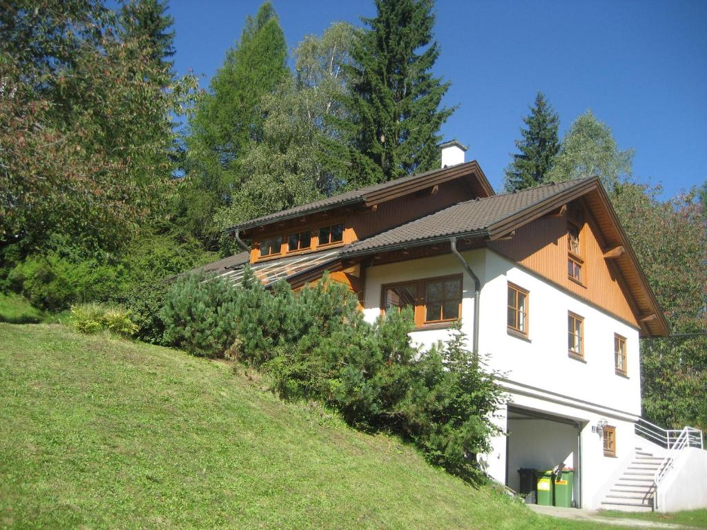 巴德小基希海姆的住宿－Ferienhaus Stiglitzweg，山边的房子
