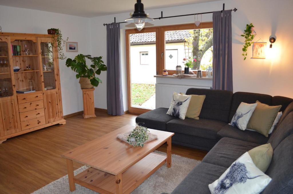 a living room with a couch and a coffee table at Vier-Zimmer-Wohnung mit Garten zwischen Salzburg und Königssee in Ainring