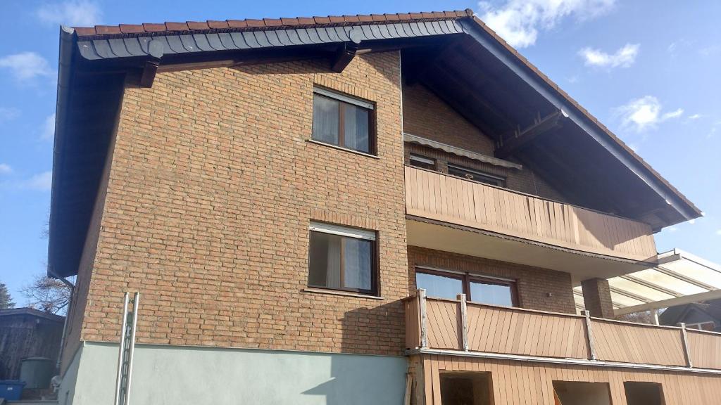 un edificio de ladrillo con un balcón en el lateral. en Ferienwohnung Villmar en Villmar