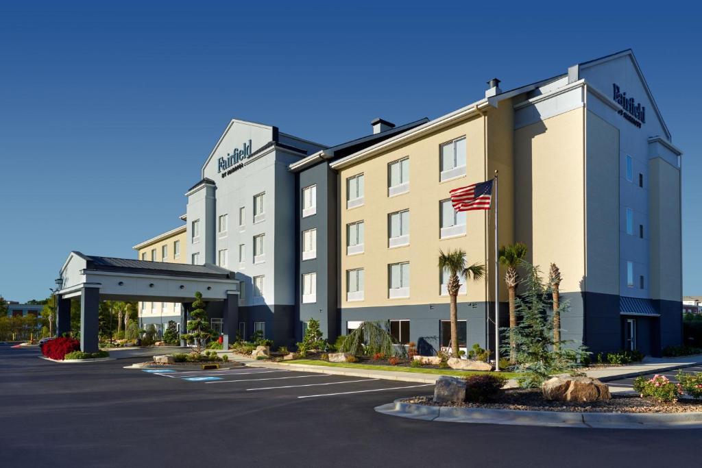 une vue sur l'extérieur d'un hôtel avec un parking dans l'établissement Fairfield Inn & Suites Atlanta McDonough, à McDonough