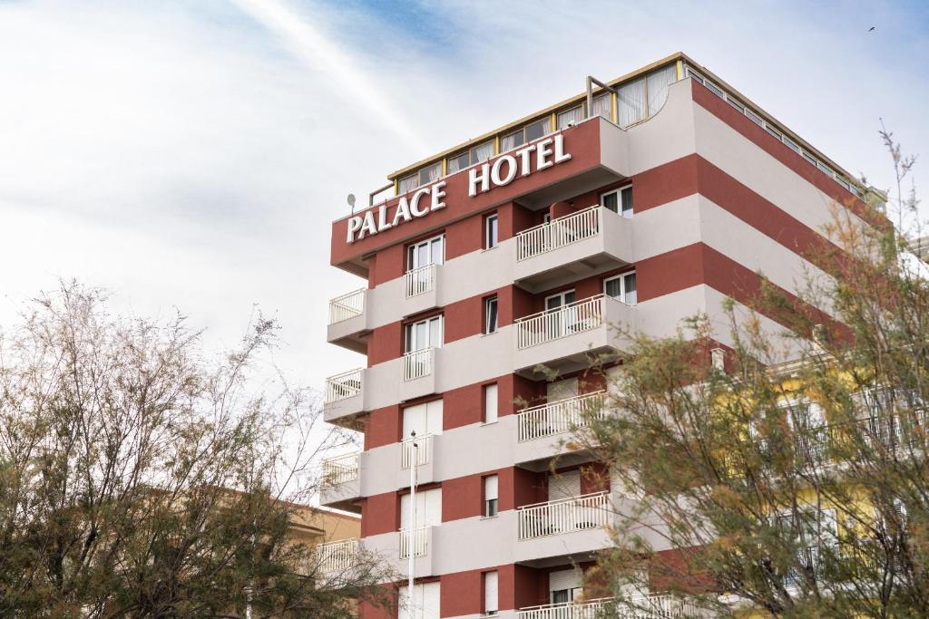 a building with the name of a hotel at Hotel Palace in Catanzaro Lido