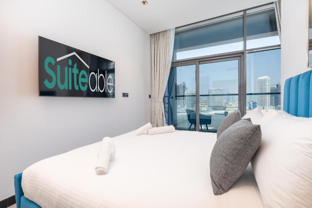 Postel nebo postele na pokoji v ubytování Azure accents apartment with Burj Khalifa view