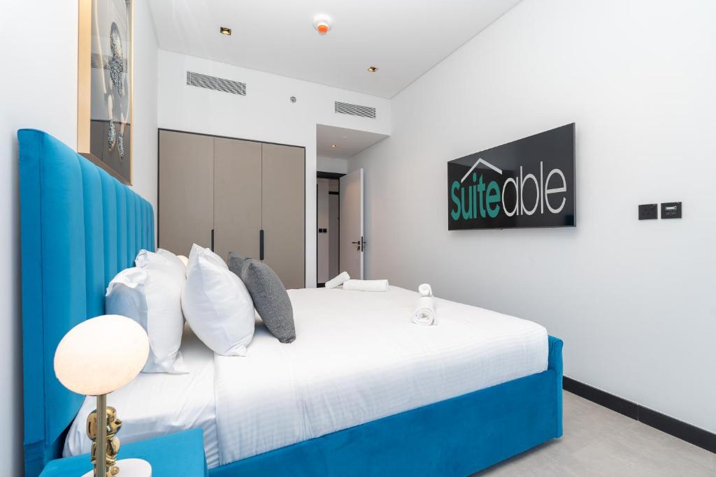 Postel nebo postele na pokoji v ubytování Azure accents apartment with Burj Khalifa view