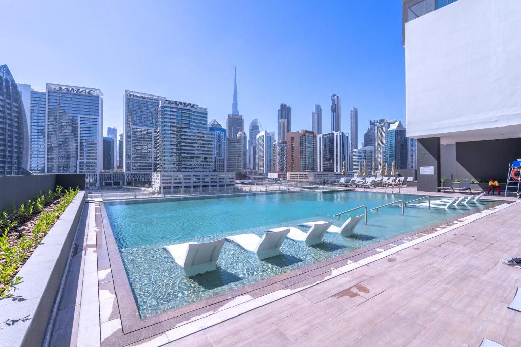 Bazén v ubytování Azure accents apartment with Burj Khalifa view nebo v jeho okolí