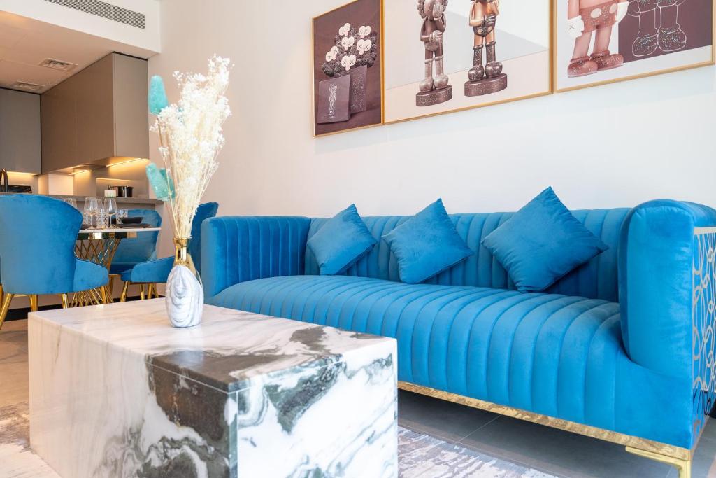 Posezení v ubytování Azure accents apartment with Burj Khalifa view