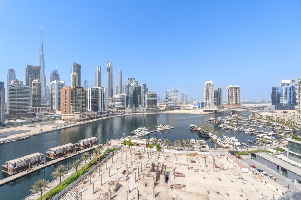 Nespecifikovaný výhled na destinaci Dubaj nebo výhled na město při pohledu z apartmánu