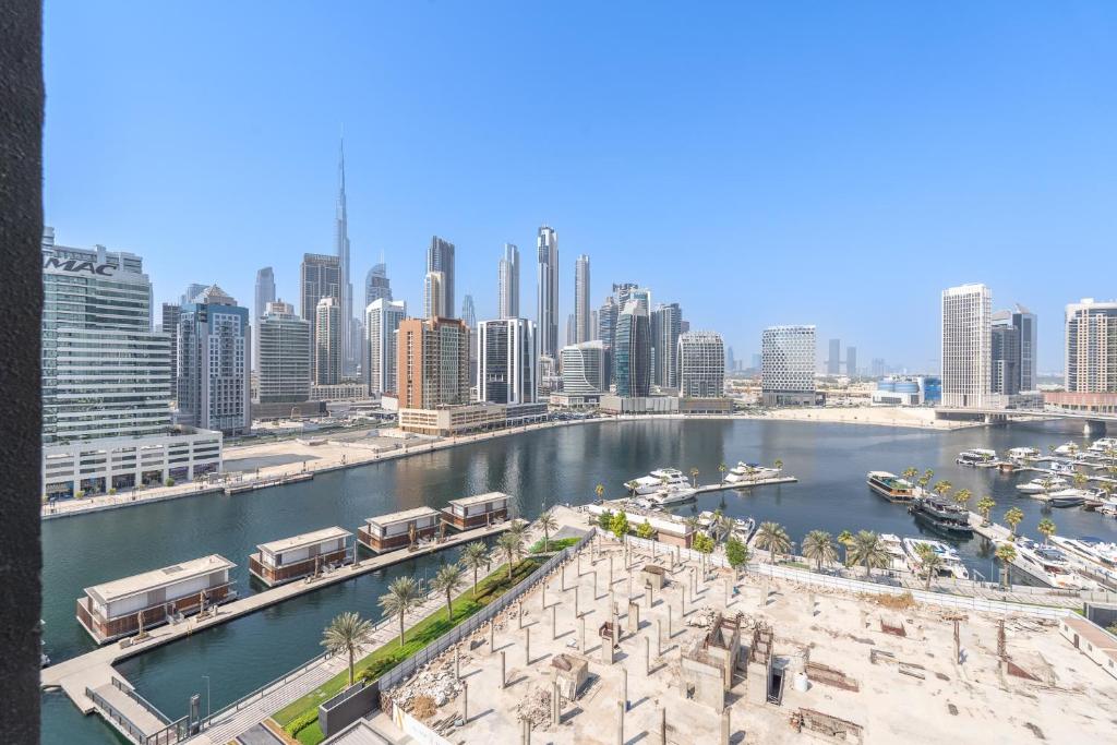 Nespecifikovaný výhled na destinaci Dubaj nebo výhled na město při pohledu z apartmánu
