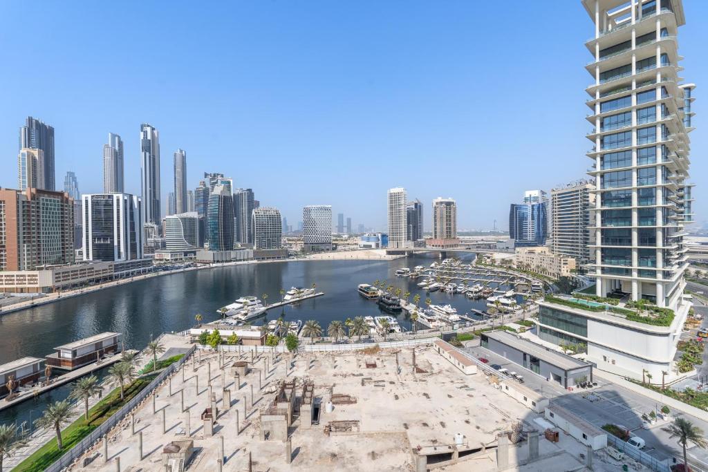 Nespecifikovaný výhled na destinaci Dubaj nebo výhled na město při pohledu z apartmánu