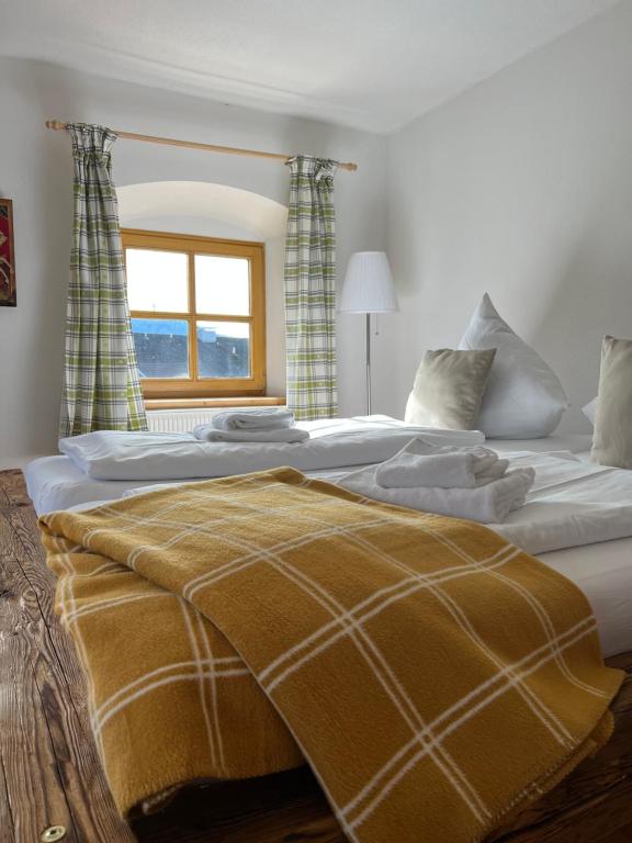 Un dormitorio con una cama grande y una ventana en Seeberghof, en Frasdorf
