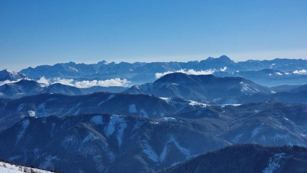 vista su una catena montuosa con montagne innevate di Stilhaus-Zimmer im Herzen des Drautales a Feistritz an der Drau