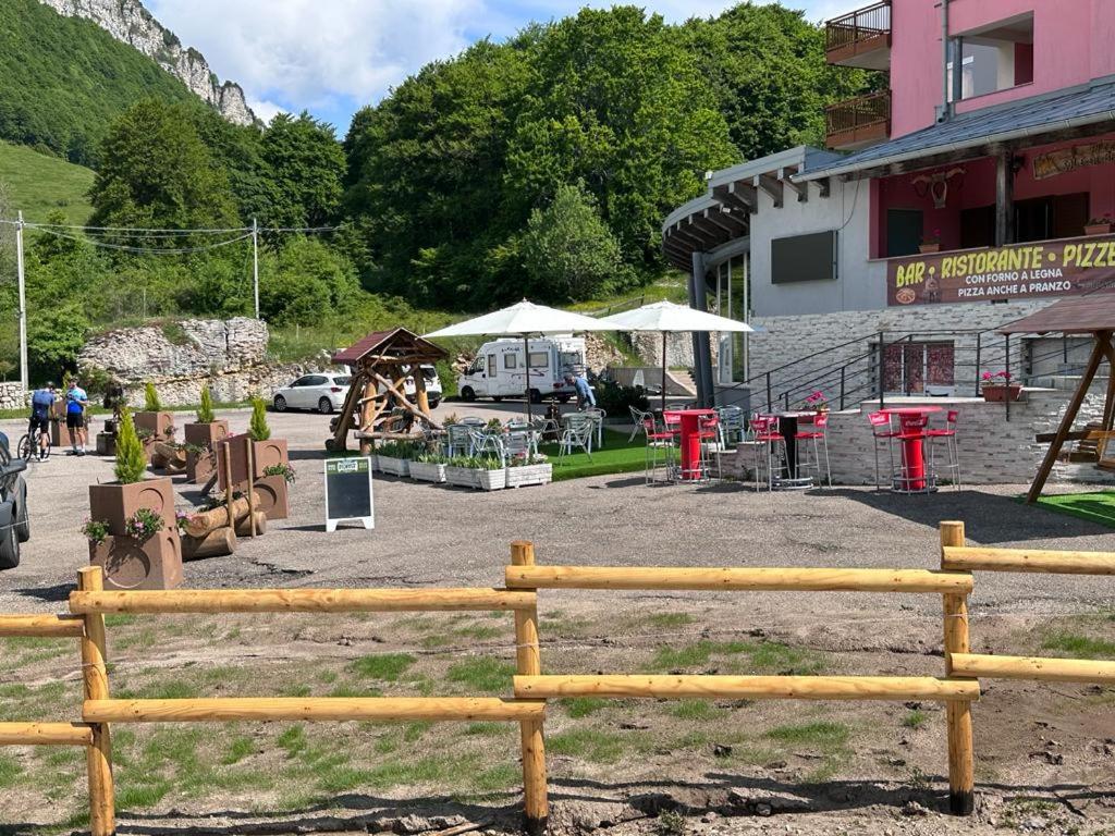 Nespecifikovaný výhled na hory nebo výhled na hory při pohledu z hotelu