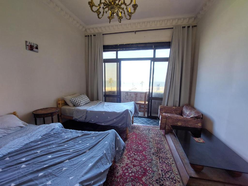 Sea Resident a private room with sea view at Shared apartment For Men only No Ladies allowed غرفة خاصة في شقة أمام البحر للرجال فقط ممنوع السيدات