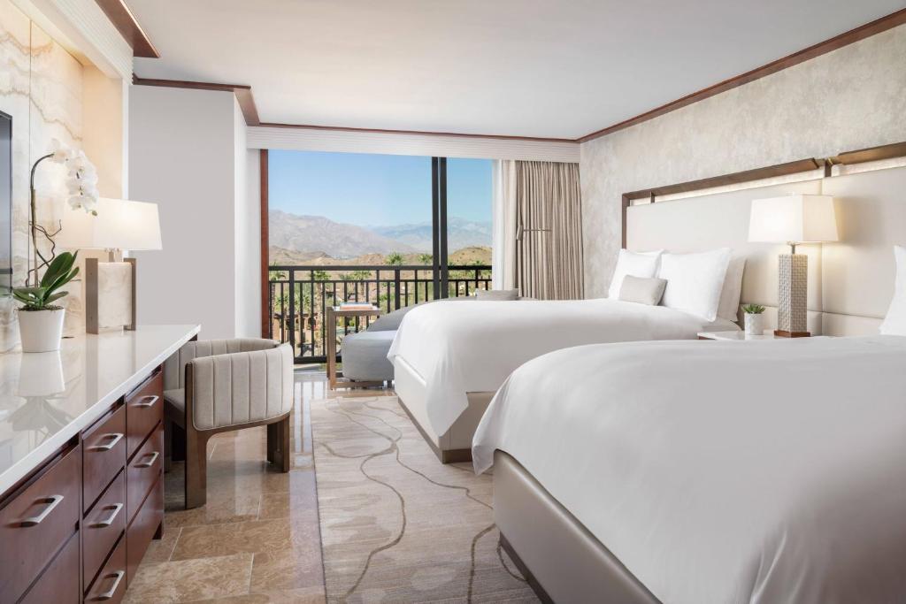 Postel nebo postele na pokoji v ubytování The Ritz-Carlton, Rancho Mirage