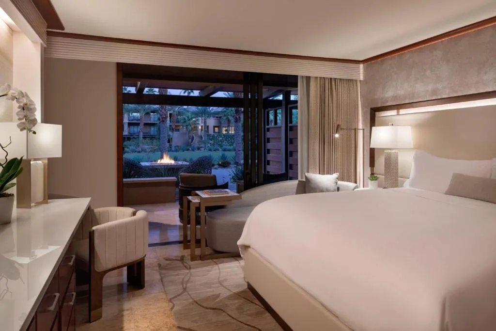 King Room with Terrace - Club Lounge Access