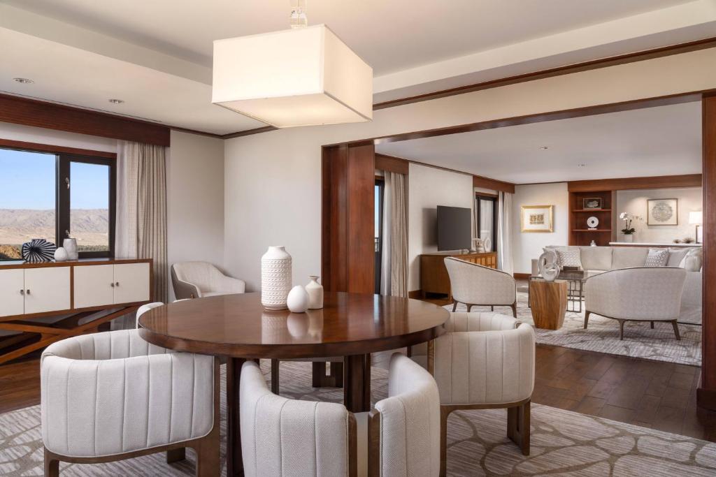 TV a/nebo společenská místnost v ubytování The Ritz-Carlton, Rancho Mirage