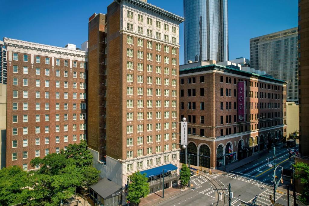 z góry widok na miasto z wysokimi budynkami w obiekcie Ellis Hotel, Atlanta, a Tribute Portfolio Hotel w Atlancie